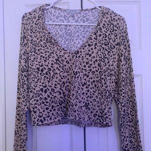Cropped long-sleeve leopard print top